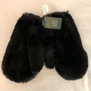 💖 NWT 💖 Black Wild Fable Eco Fur Mittens